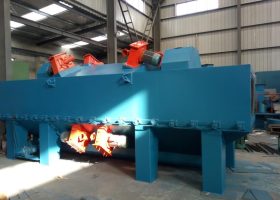 山西拋丸機(jī)：剛裝車(chē)完畢，將一臺(tái)鋼結(jié)構(gòu)通過(guò)式拋丸機(jī)發(fā)往山西